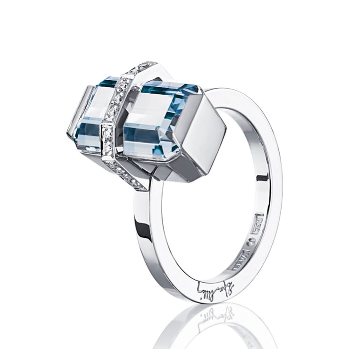 Efva-Attling_Little-Bend-Over-Ring-Aquamarine-13-102-01043(1)_hos_Jarl_Sandin_5372.jpg