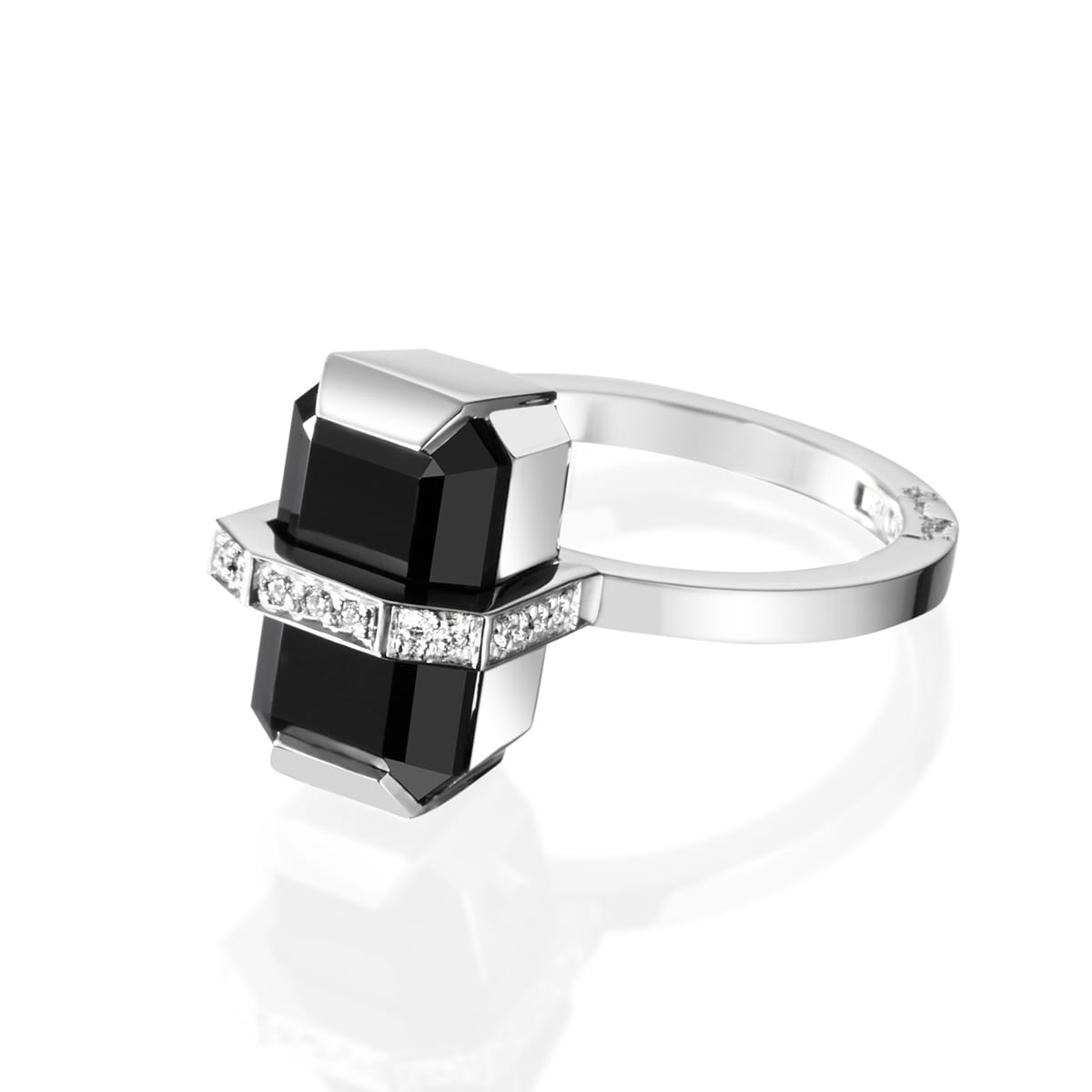 Efva_Attling_smycken_Little Bend Over Ring - Onyx 13-102-01249(2)_hos_Jarl_Sandin