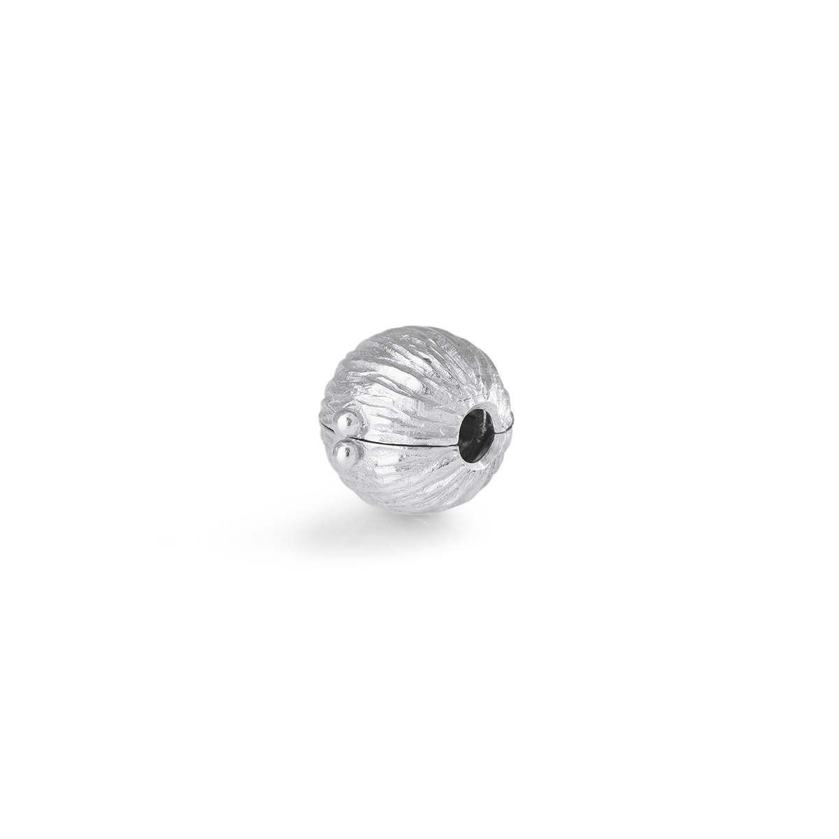 Ole_Lyngaard_Clasp_Globe_Small_White Gold_B1765-501_hos_Jarl_Sandin