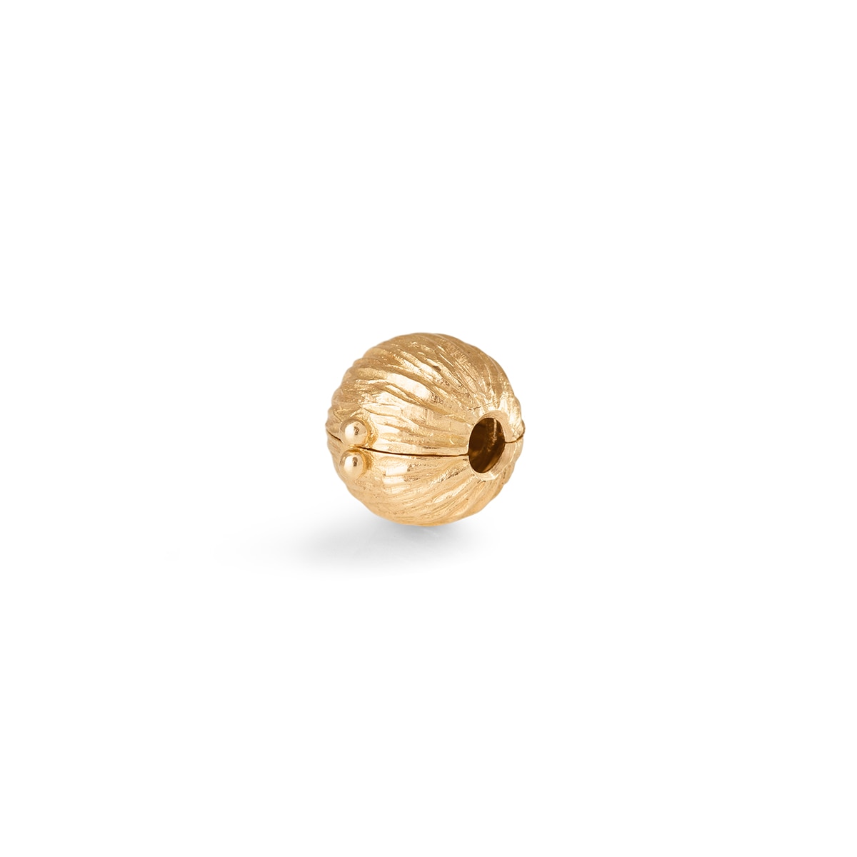 Ole_Lyngaard_Clasp_Globe_Small_Yellow Gold_B1765-401_hos_Jarl_Sandin