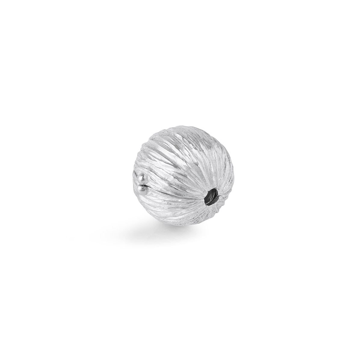 Ole_Lynggaard_Clasp_Globe_Large_White Gold2_B1766-501_hos_Jarl_Sandin