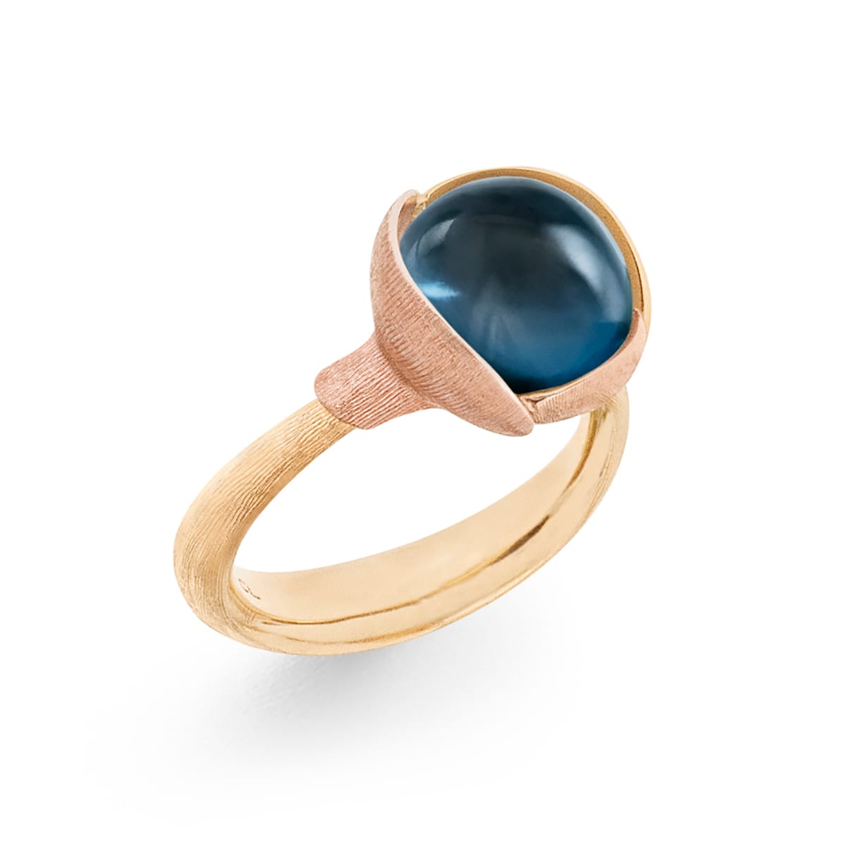 Ole_Lynggaard_Lotus_Ring 2_London Blue Topaz_A2651-423_V2_hos_Jarl_Sandin