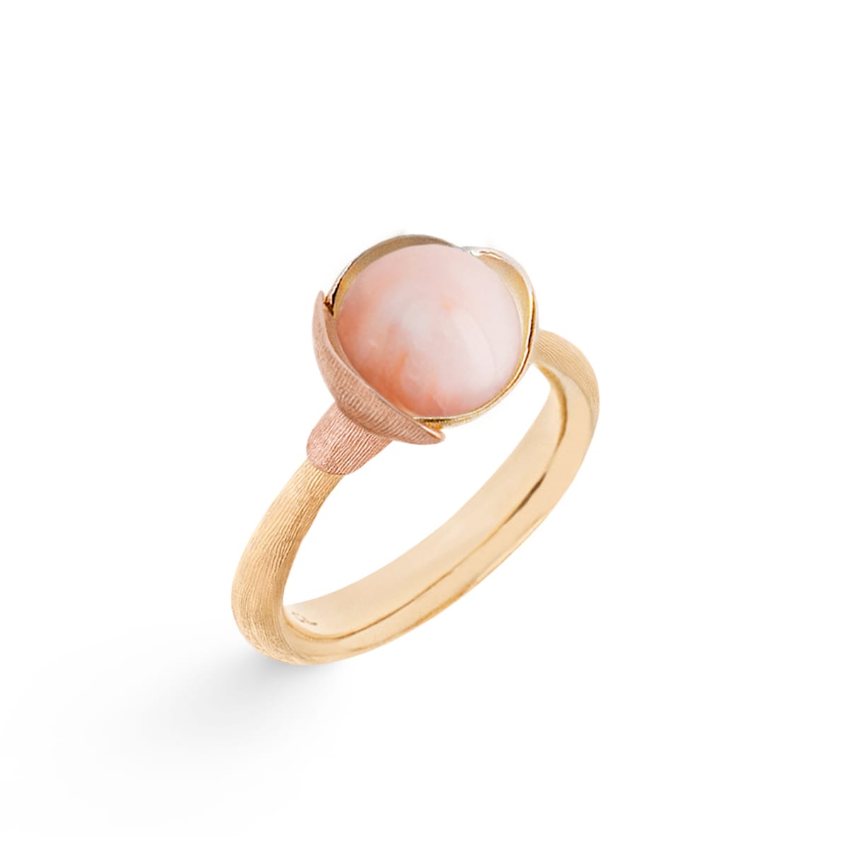 Ole_Lynggaard_Ring_Lotus_1_Rose_Coral_Cabochon_A2650-422_hos_Jarl_Sandin