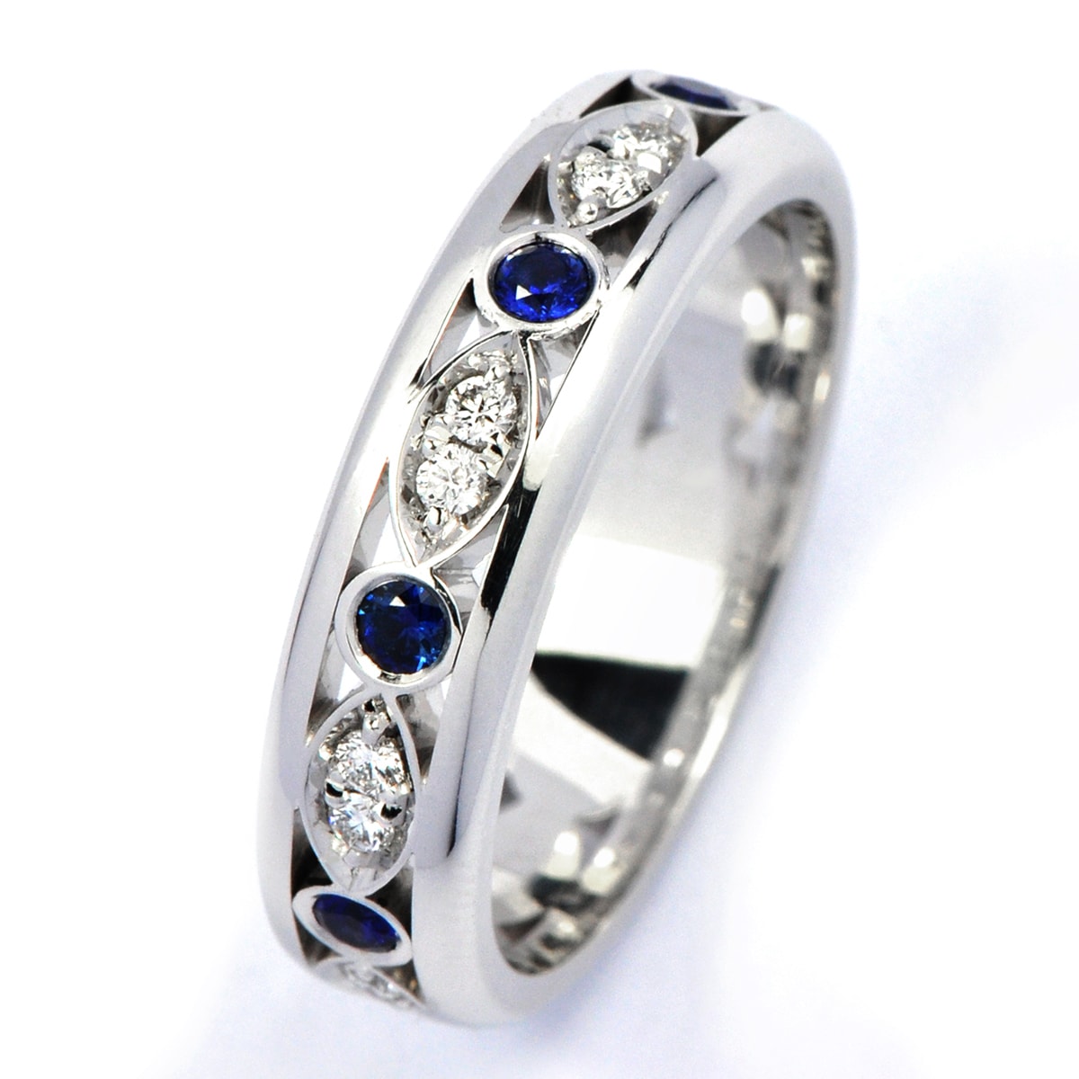 michael_odwyer_Juliet_Triology_WG_Sapphires_Ring_001_hos_Jarl_Sandin